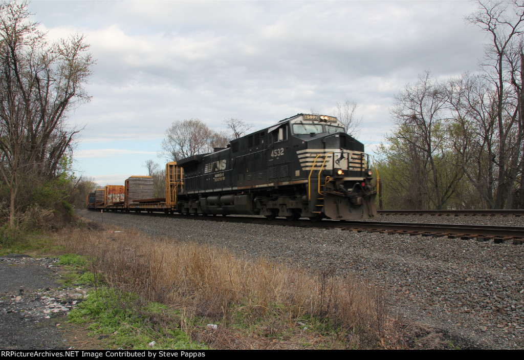 NS 4532 leads a manifest train down the siding at Cove PA